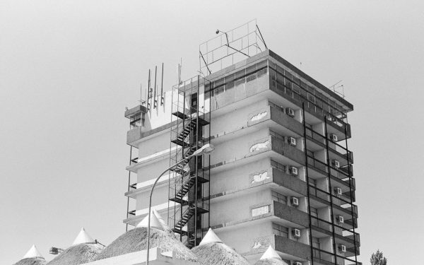 “Thinking about a space that is thinking about someplace else” – Interview with Simon Gush