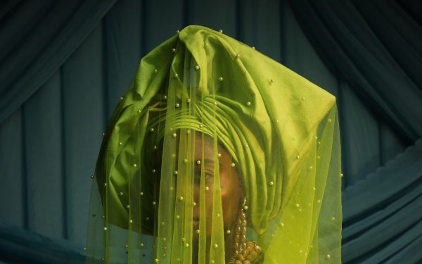 ‘e wá wo mi’ by Lakin Ogunbanwo investigates the performativity of the wedding ceremony through portraiture