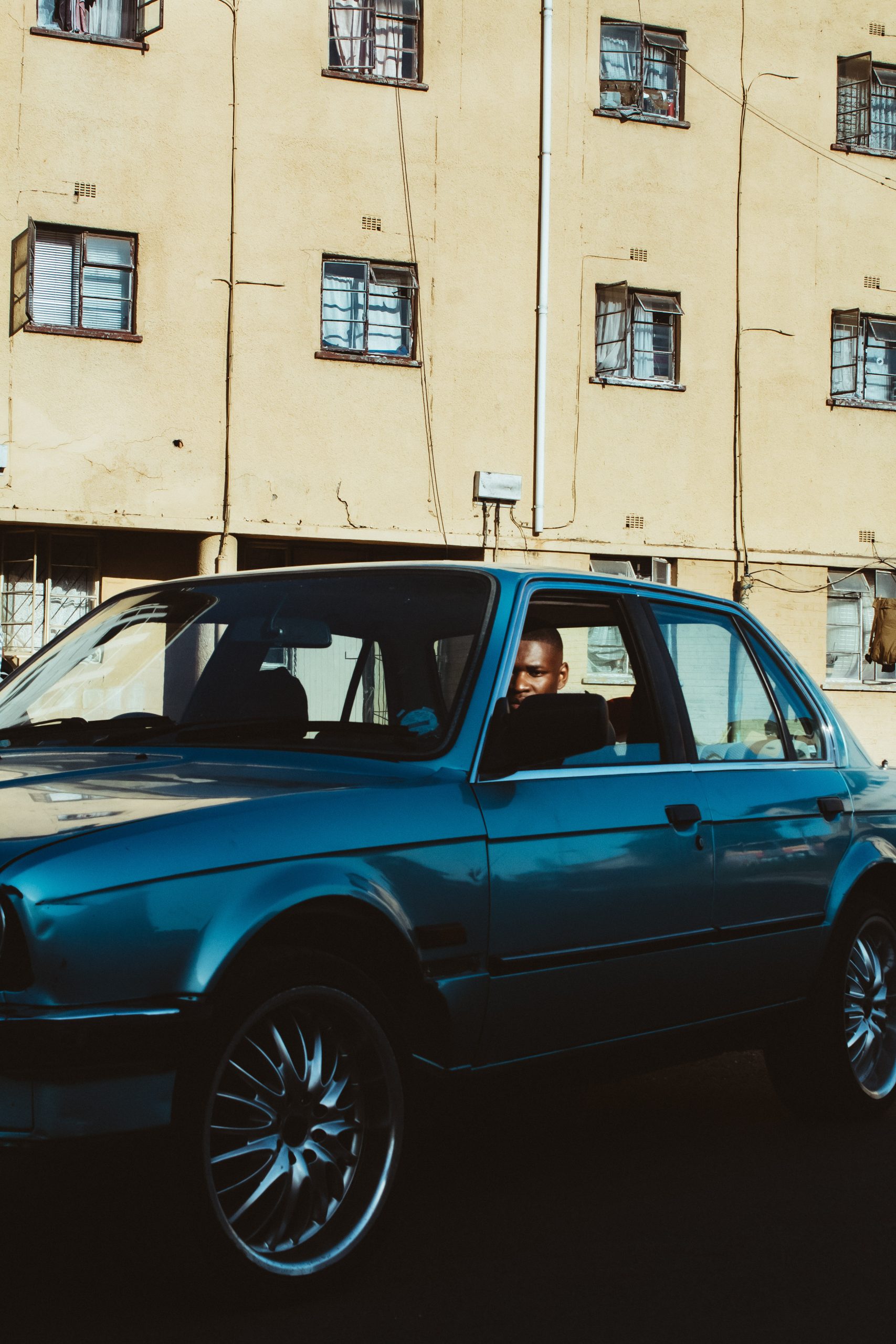 Most widely known for his contributions to the hip hop subgenre Ringz movement — in which isiXhosa street slang is fused with witty English and Tsotsitaal — SimulationRxps has solidly cemented his presence in Cape Town’s hip-hop scene, alongside the likes of Dee Koala, Bravo Le Roux, Lay Lay, Soul T Idyan and Amilca Mezarati. Even more-so now with the release of his 14 track album Live from Elokshin.