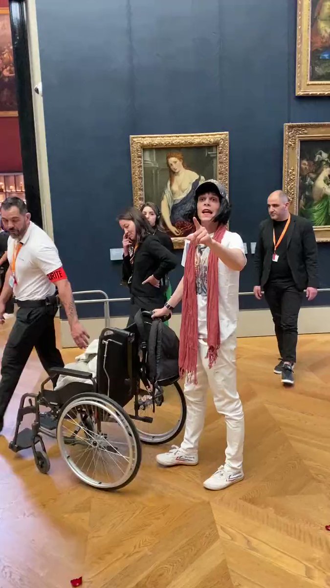 Mona Lisa climate protest