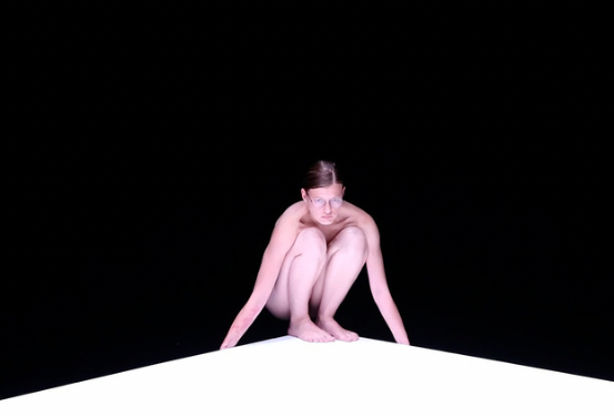 Clara Delorme presents ‘L’albâtre’ — a dichotomy on stage